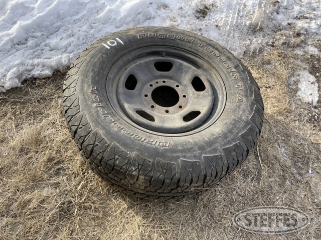 LT275/70R18 tire